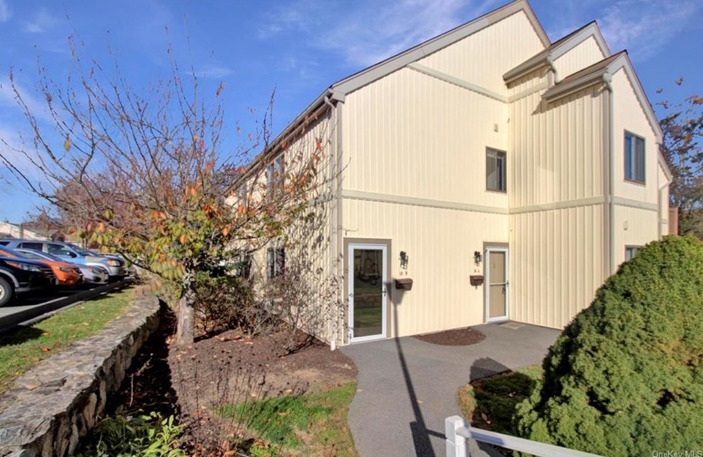 18 Cromwell Pl #b, Mohegan Lake, NY 10547