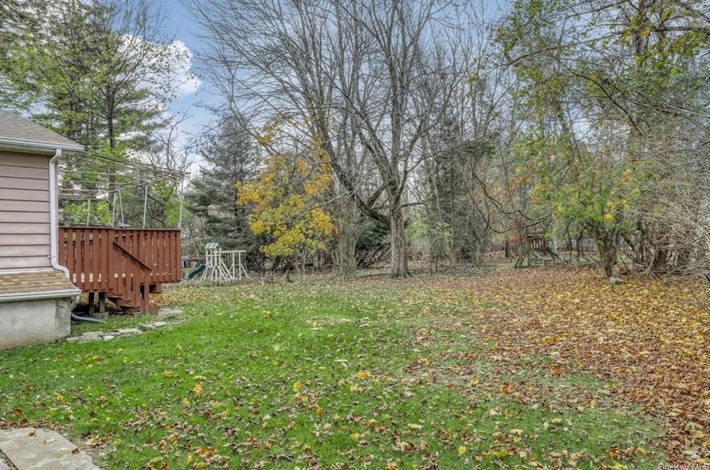 9 Cloverdale Ln, Chestnut Ridge, NY 10952