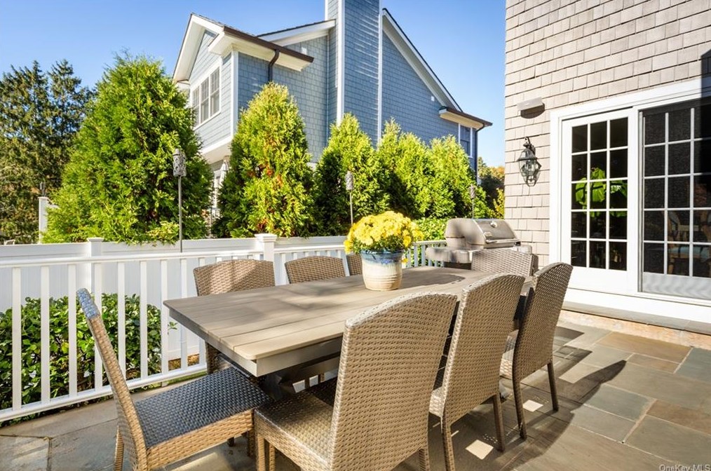 31 Brookdale Pl, Rye NY 10580-2702 exterior