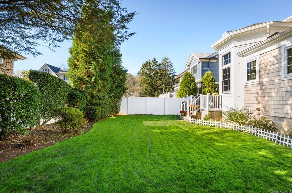 31 Brookdale Pl, Rye NY 10580-2702 exterior