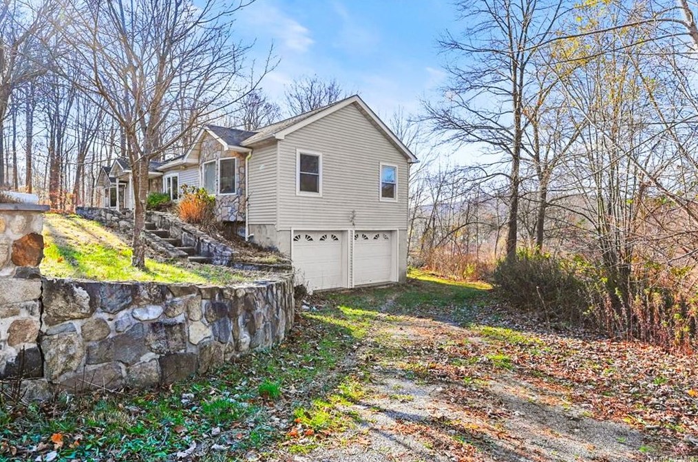 111 Montrose Dr, Kent Lakes, NY 10512-6606