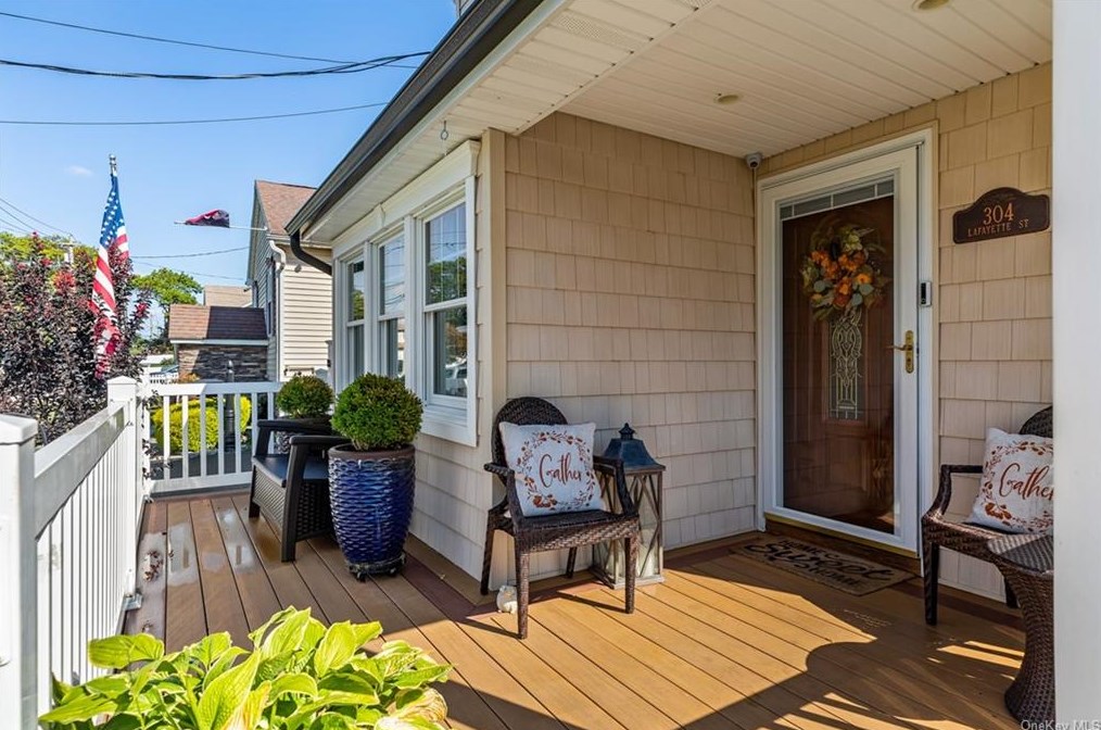 304 Lafayette St, Copiague, NY 11726