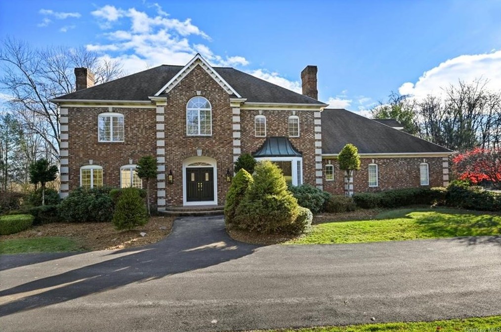 9 Lake View Dr, Goshen, NY 10924-5800