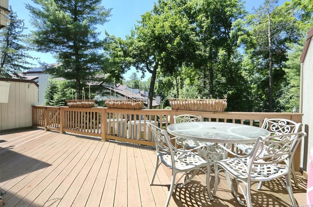 13 Bannock Ct, Airmont, NY 10901