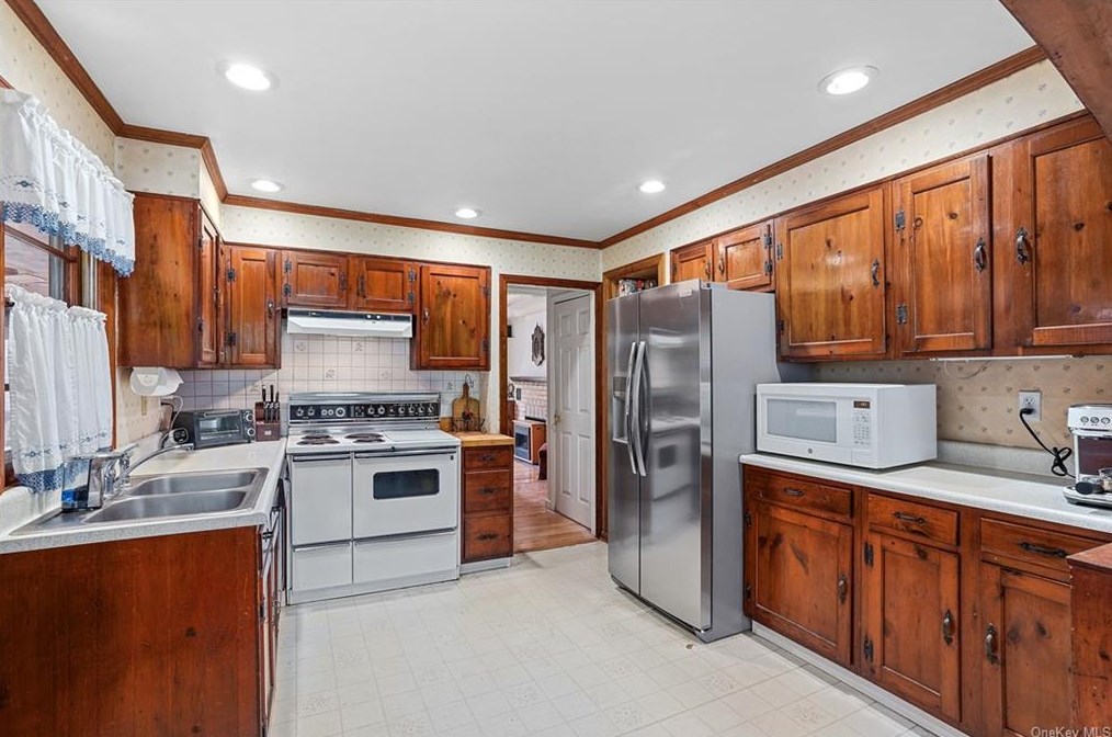 28 Juniper Dr, Mahopac, NY 10541