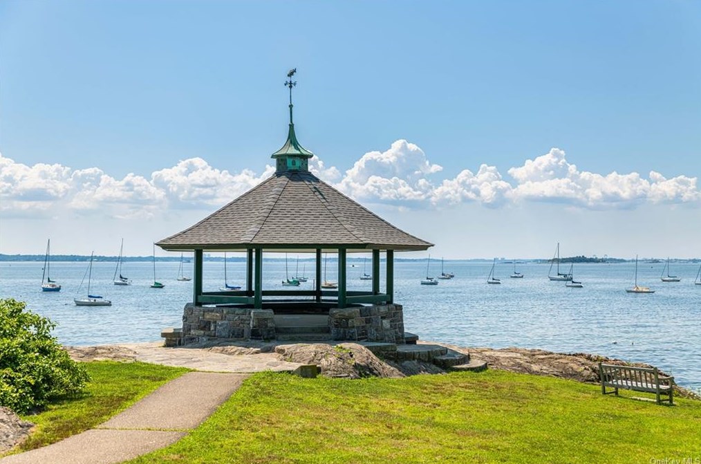 10 Byron Pl, Larchmont NY  10538-1928 exterior