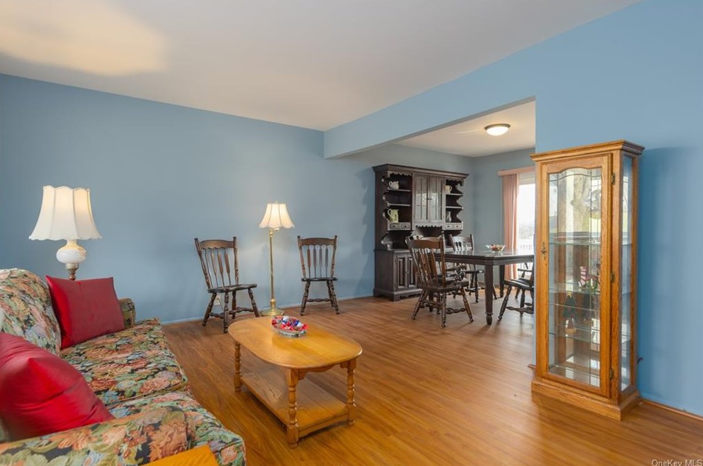 60 Pinto Rd, Chestnut Ridge, NY 10965-1425