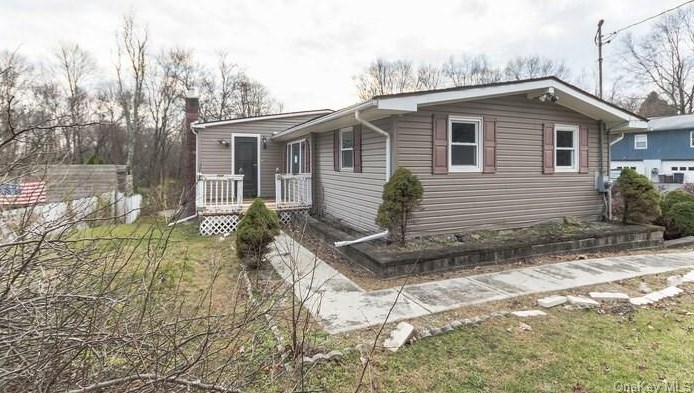 42 Netherwood Plz, Salt Point, NY 12578-2263