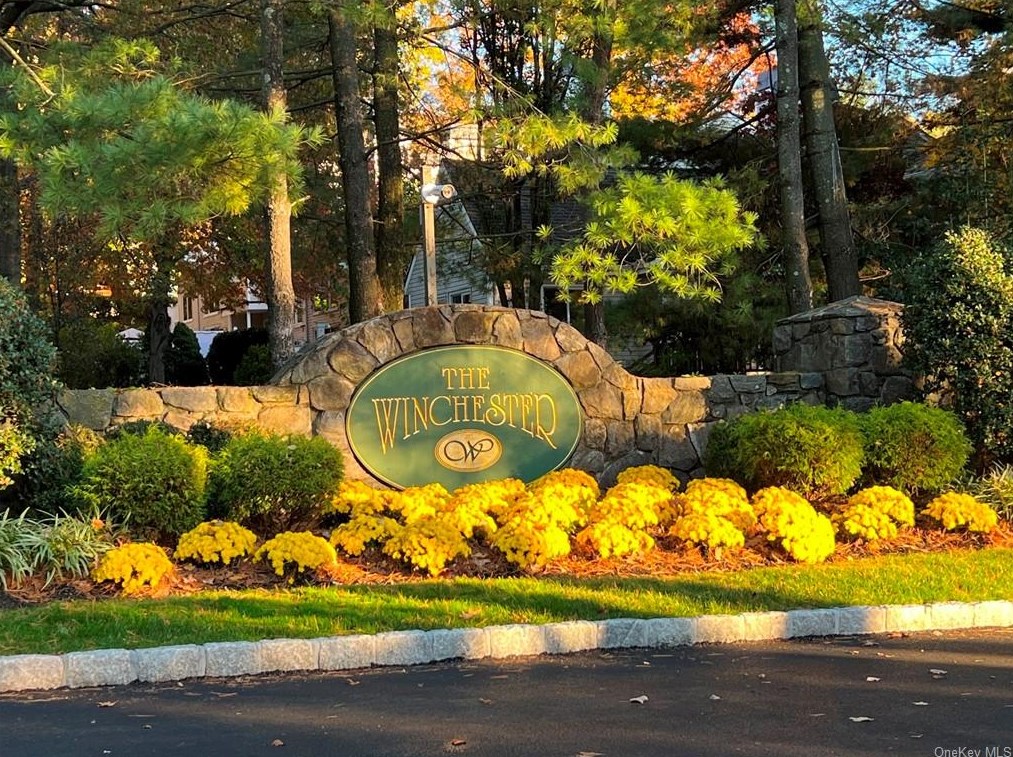 18 Roundtop Rd, Yonkers, NY 10710-2328