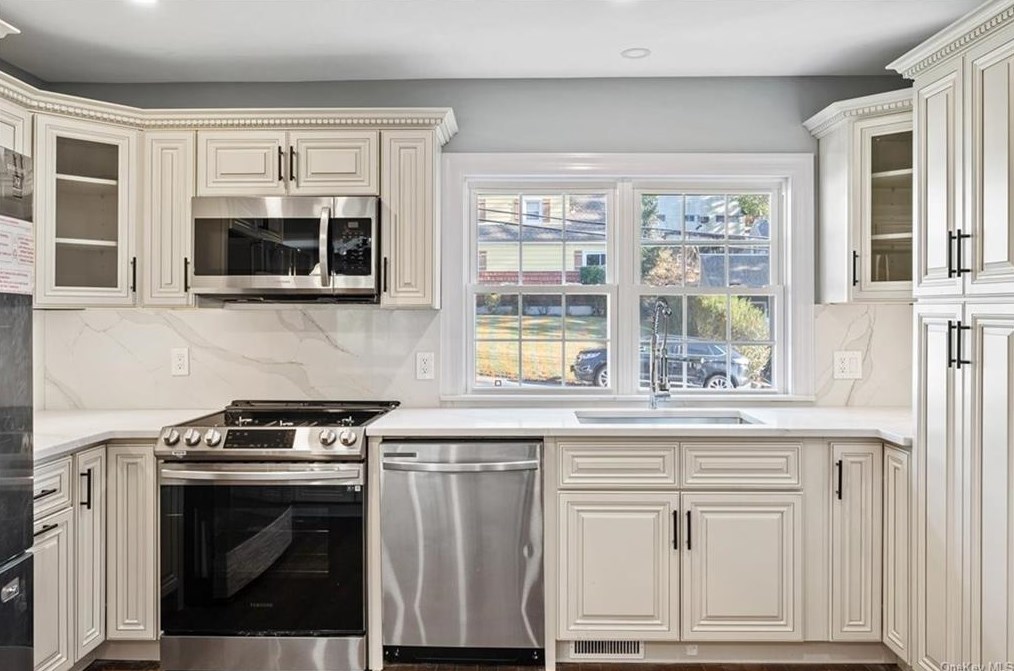 13 Newkirk Rd, Yonkers NY  10710-3517 exterior