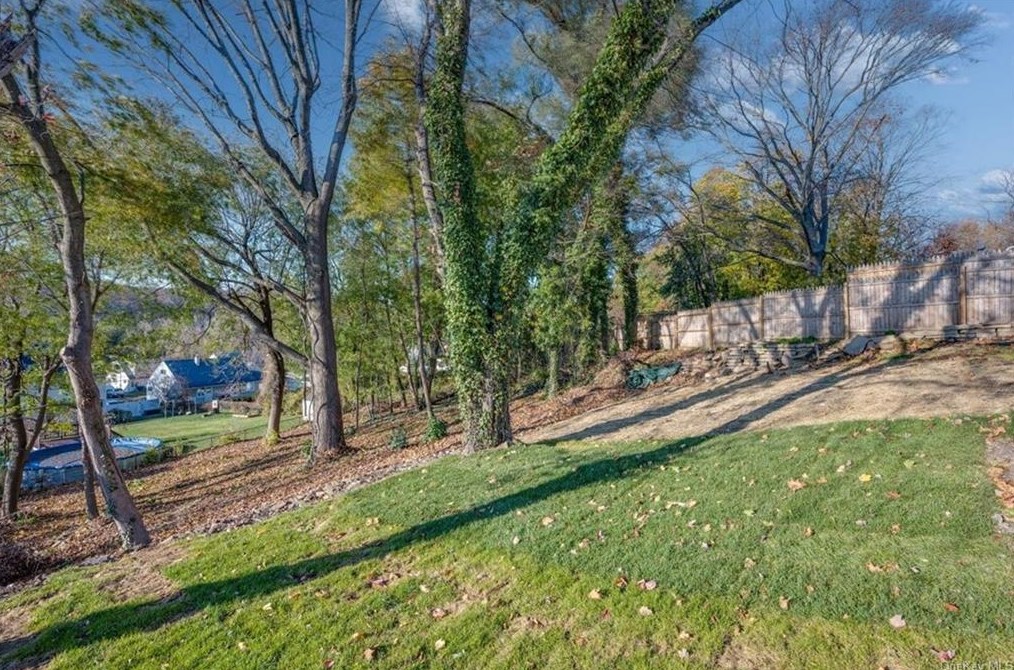 13 Newkirk Rd, Yonkers NY  10710-3517 exterior