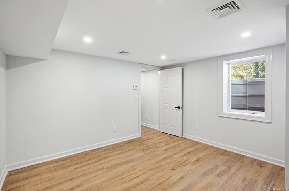 13 Newkirk Rd, Yonkers NY  10710-3517 exterior