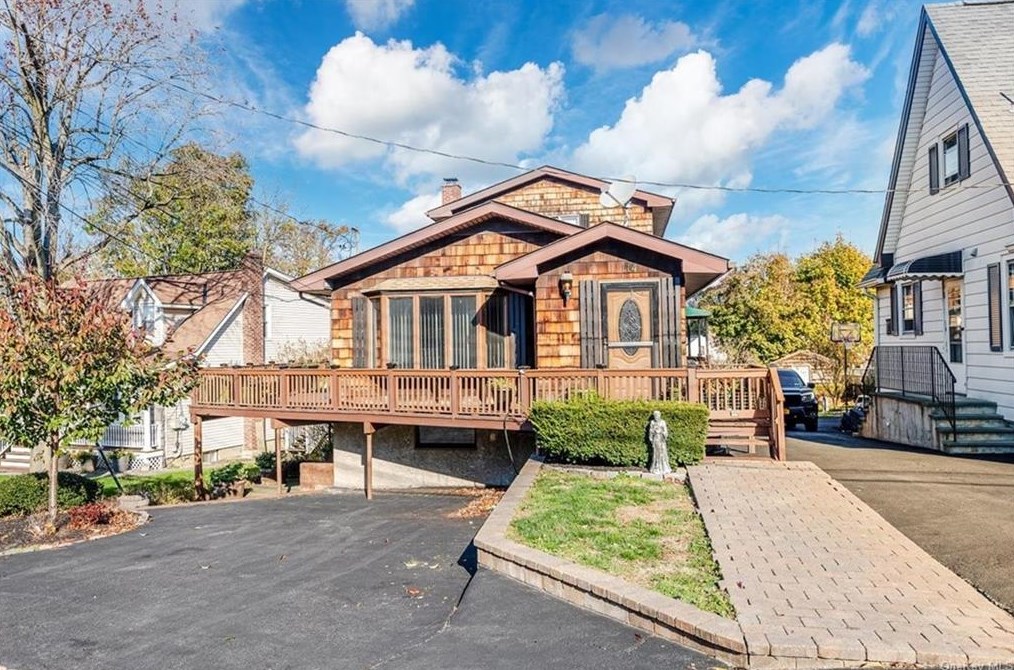 114 Curtis Ln, Yonkers, NY 10710-4406