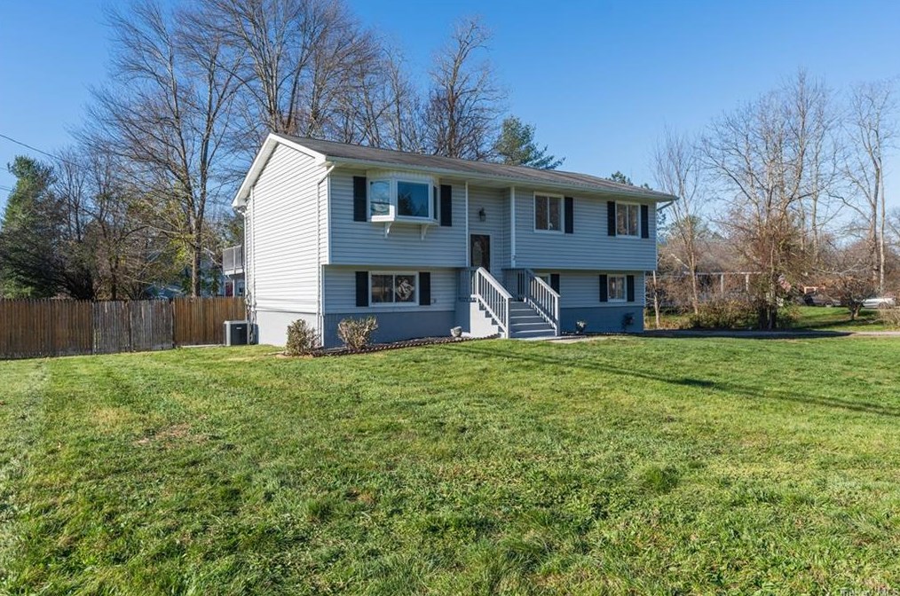 2 Pleasant Ln, Poughkeepsie, NY 12603