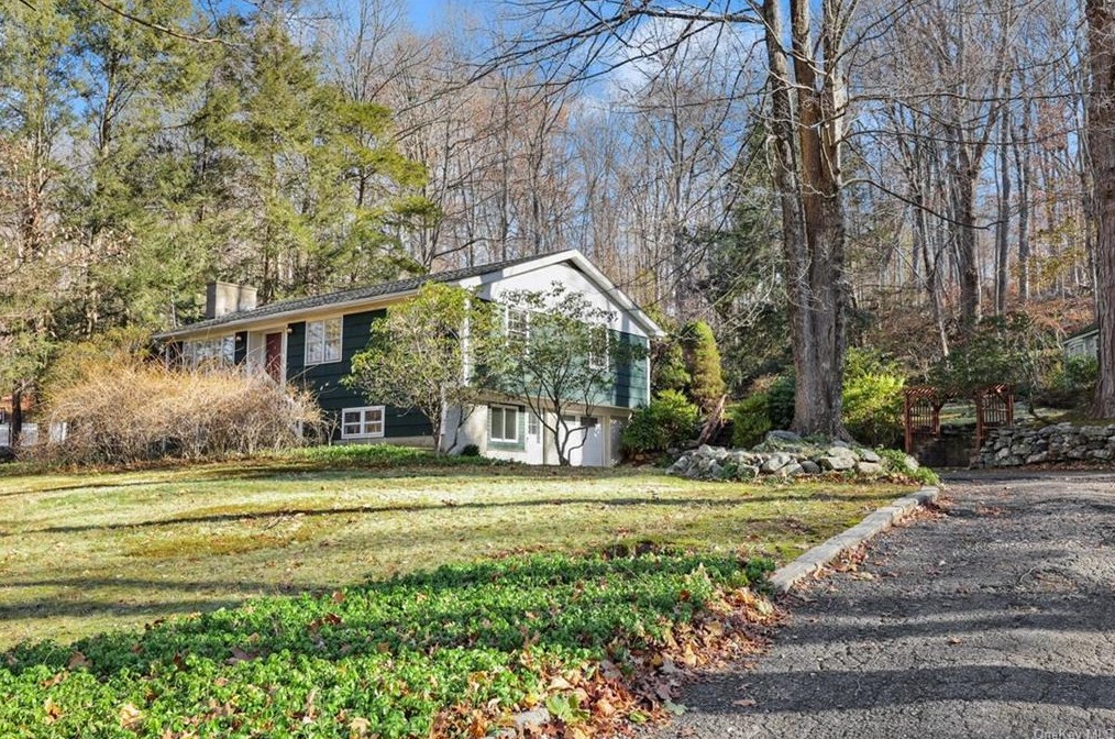16 Park Ln, Somers Town, NY 10589