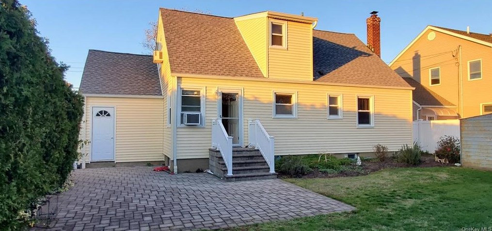 3810 Park Ave, Seaford, NY 11783