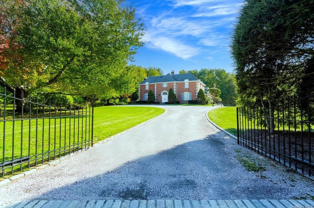 248 Round Hill Rd, Greenwich, CT 06831