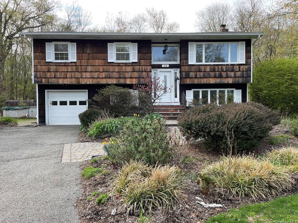 12 Moorea Ct, Garnerville, NY 10923