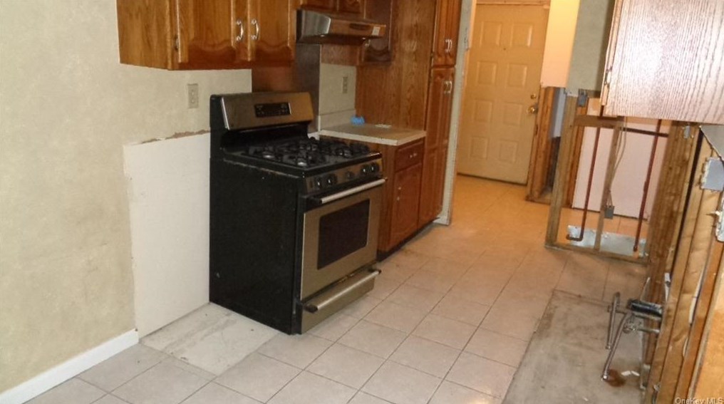 121 Foxwood Cir, Mount Kisco NY  10549-1130 exterior