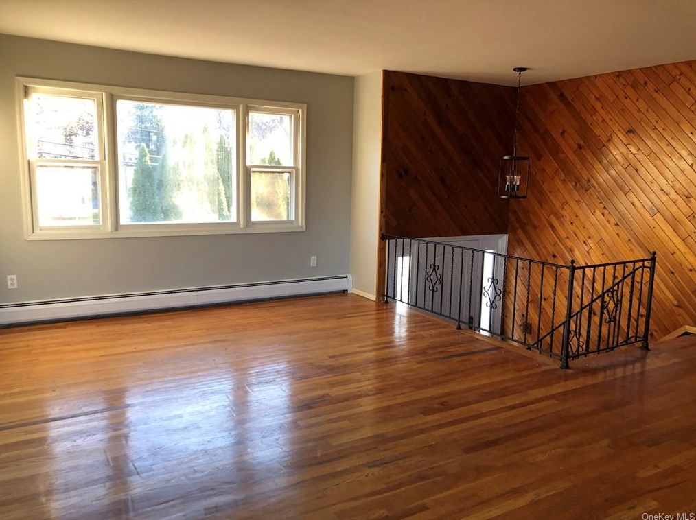 102 W Ramapo Rd, Garnerville, NY 10923