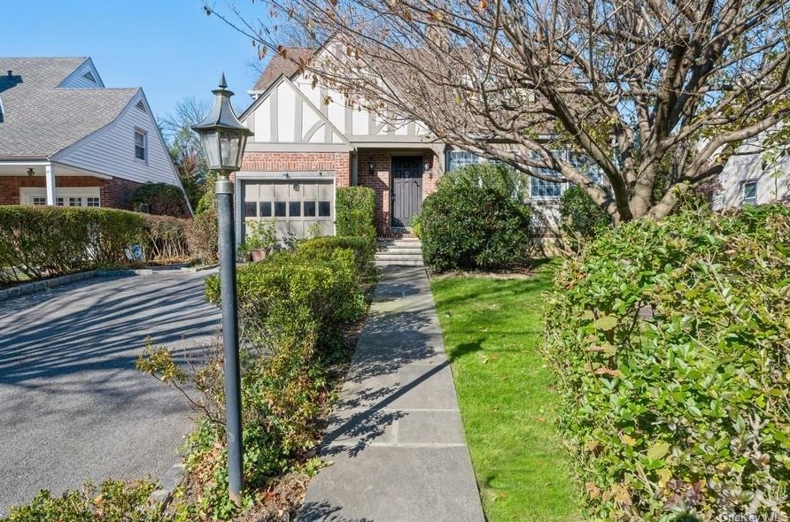 95 Middle Rd, Yonkers, NY 10709-3843