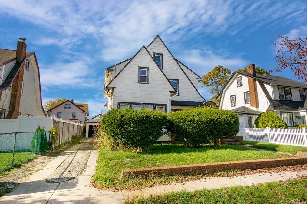 81 Shonnard Ave, Freeport, NY 11520-2440