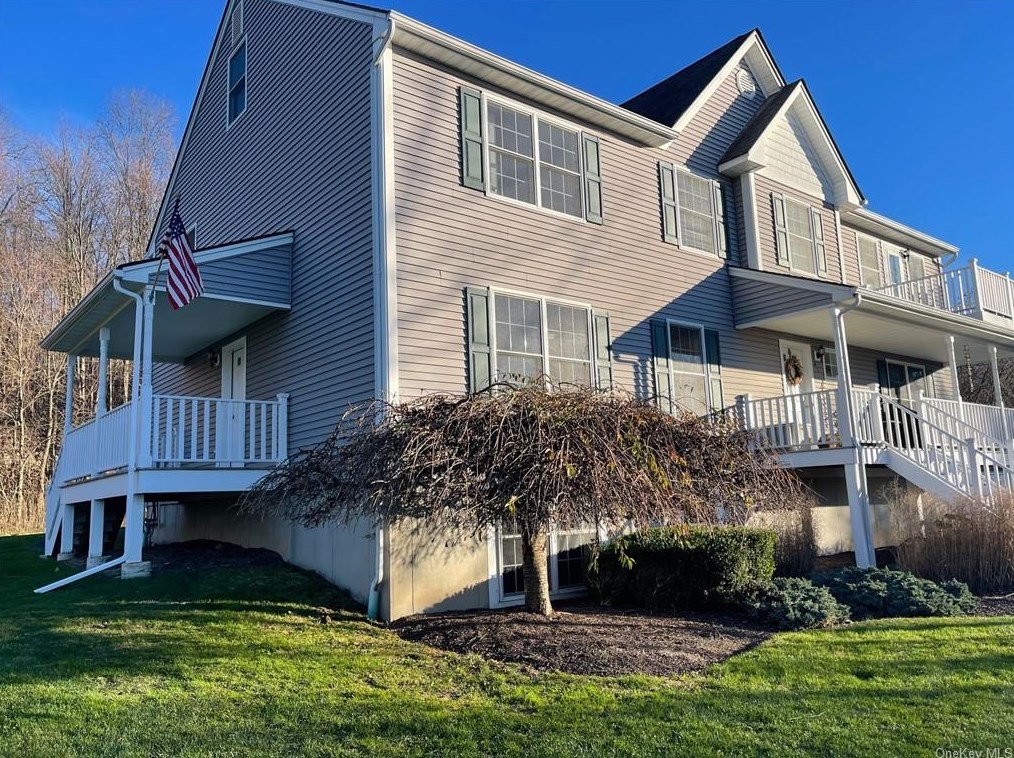 8 Bel Air Dr, Wallkill, NY 12589