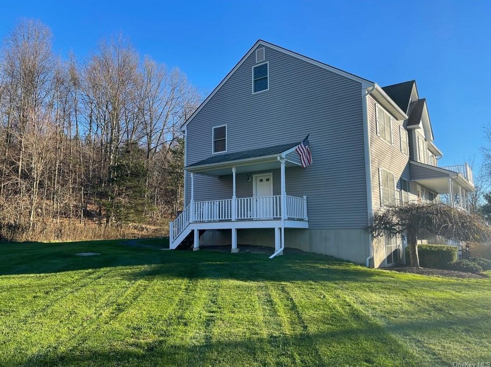 8 Bel Air Dr, Wallkill NY  12589-8901 exterior