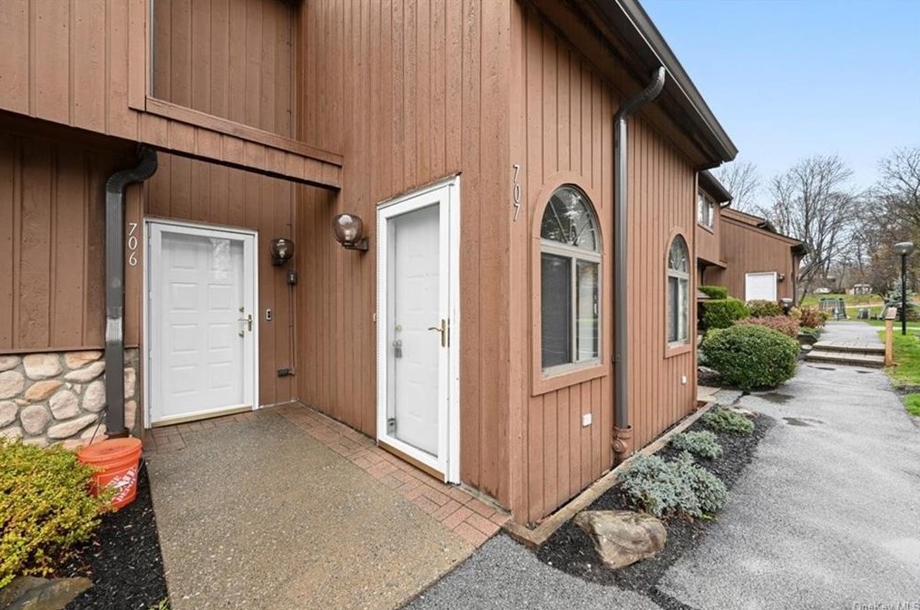 707 Scenic Ln, Poughkeepsie, NY 12603