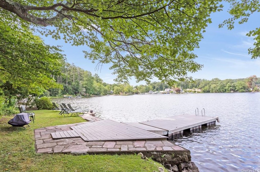 3 Wildwood Ln, Tompkins Corners, NY 10579