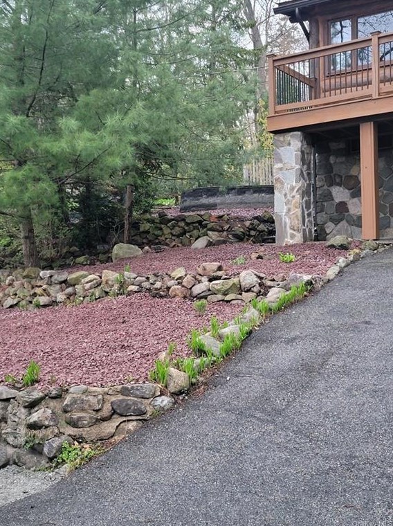 70 Woods Rd, Greenwood Lake, NY 10925