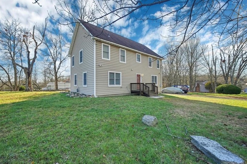 2 Rensselaer Dr, Chestnut Ridge, NY 10977-1827