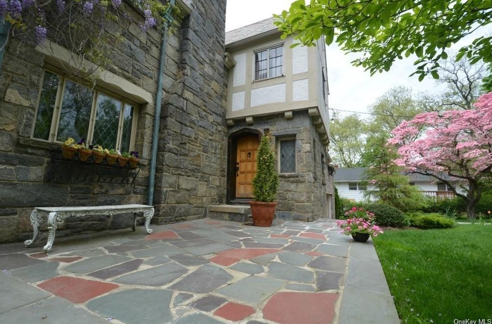 566 N Columbus Ave, Mount Vernon, NY 10550