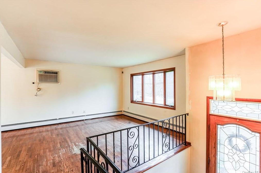 9 Camp Hill Rd, Mount Ivy, NY 10970-3409