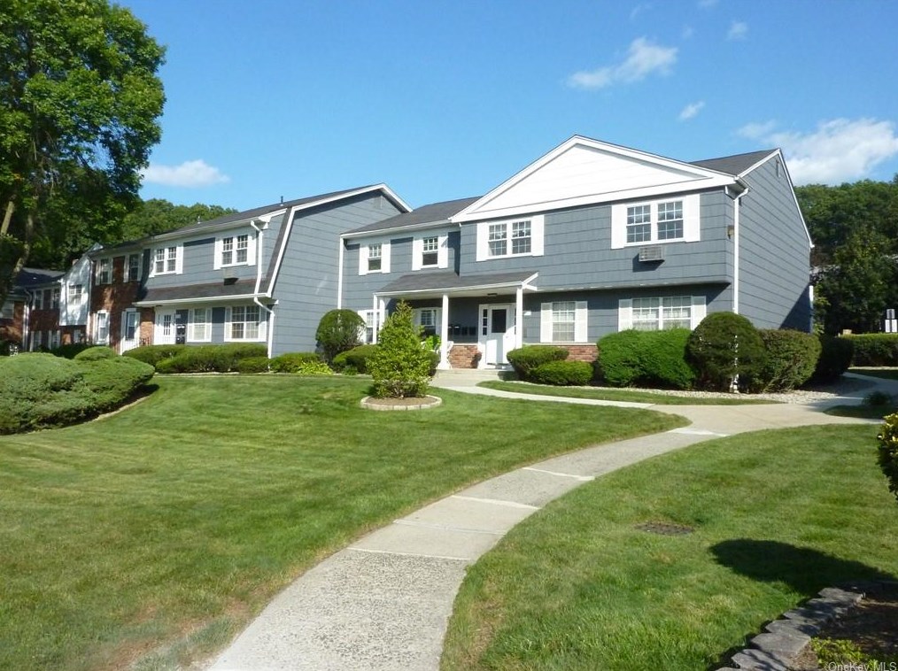 43 Doxbury Ln, Airmont, NY 10901