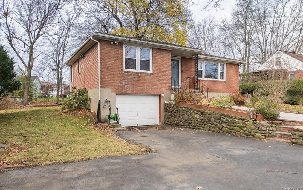 223 Leslie Ave, Newburgh, NY 12553-7330