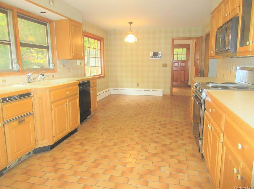 27 Adams Ct, Kent Lakes NY  10512-3000 exterior