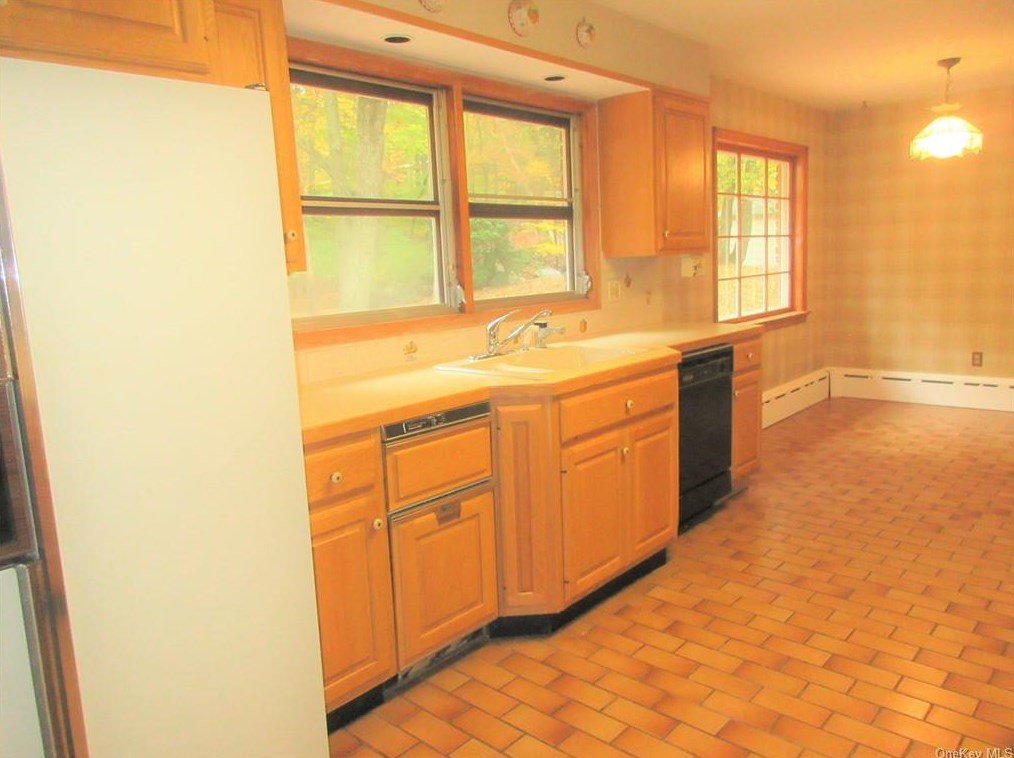 27 Adams Ct, Kent Lakes NY  10512-3000 exterior