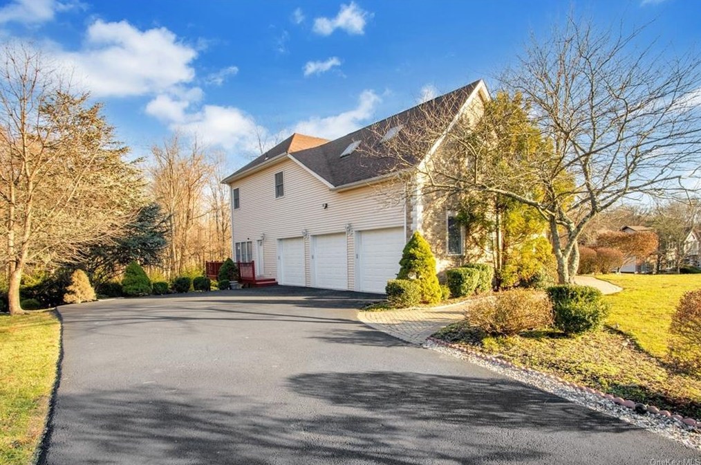 8 Topaz Ct, Airmont, NY 10901