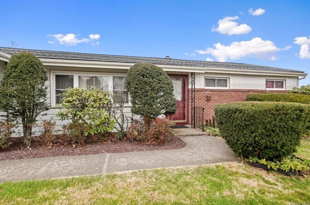 18 Boniello Dr, Mahopac, NY 10541