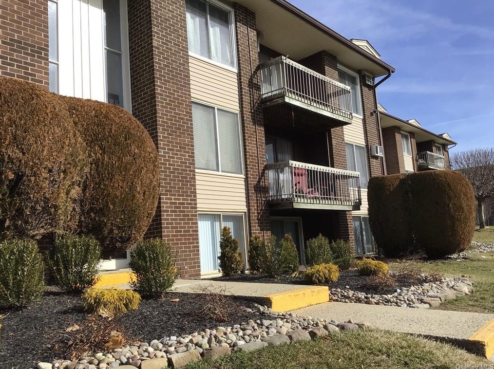 109 Country Club Ln, Mount Ivy, NY 10970-2431