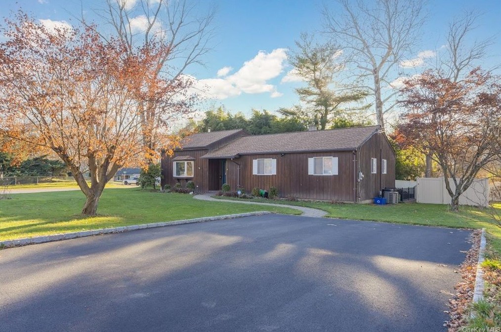 14 High Rd, Montrose, NY 10548