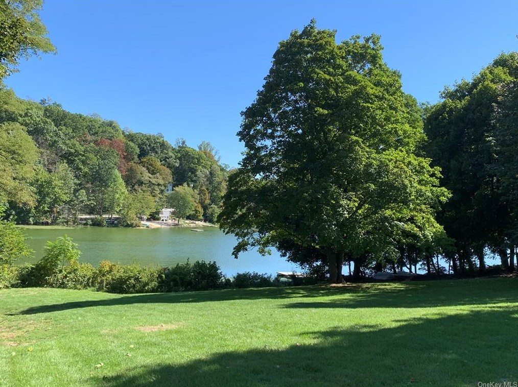1860 E Main St #4, Mohegan Lake, NY 10547