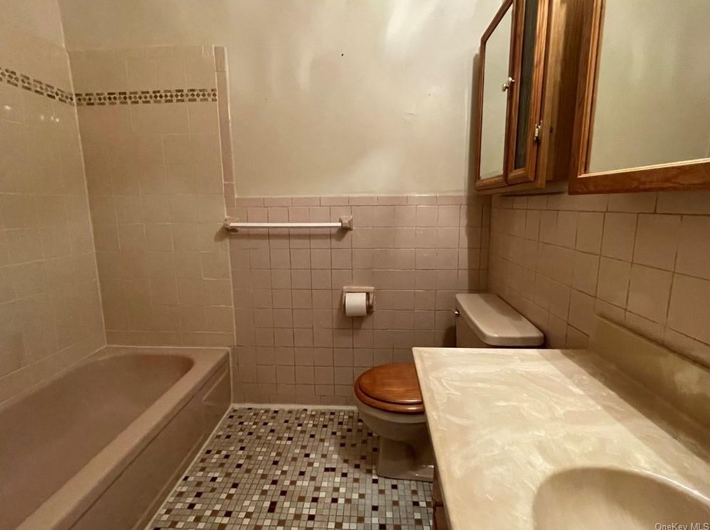 62 Alan Rd, Chestnut Ridge NY  10977-6048 exterior