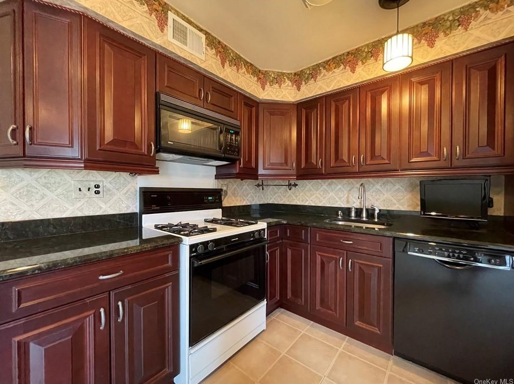 62 Alan Rd, Chestnut Ridge NY  10977-6048 exterior