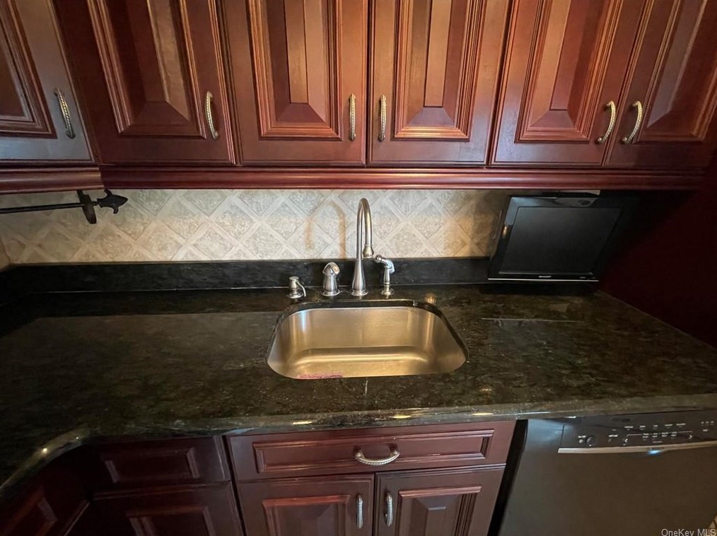 62 Alan Rd, Chestnut Ridge NY  10977-6048 exterior