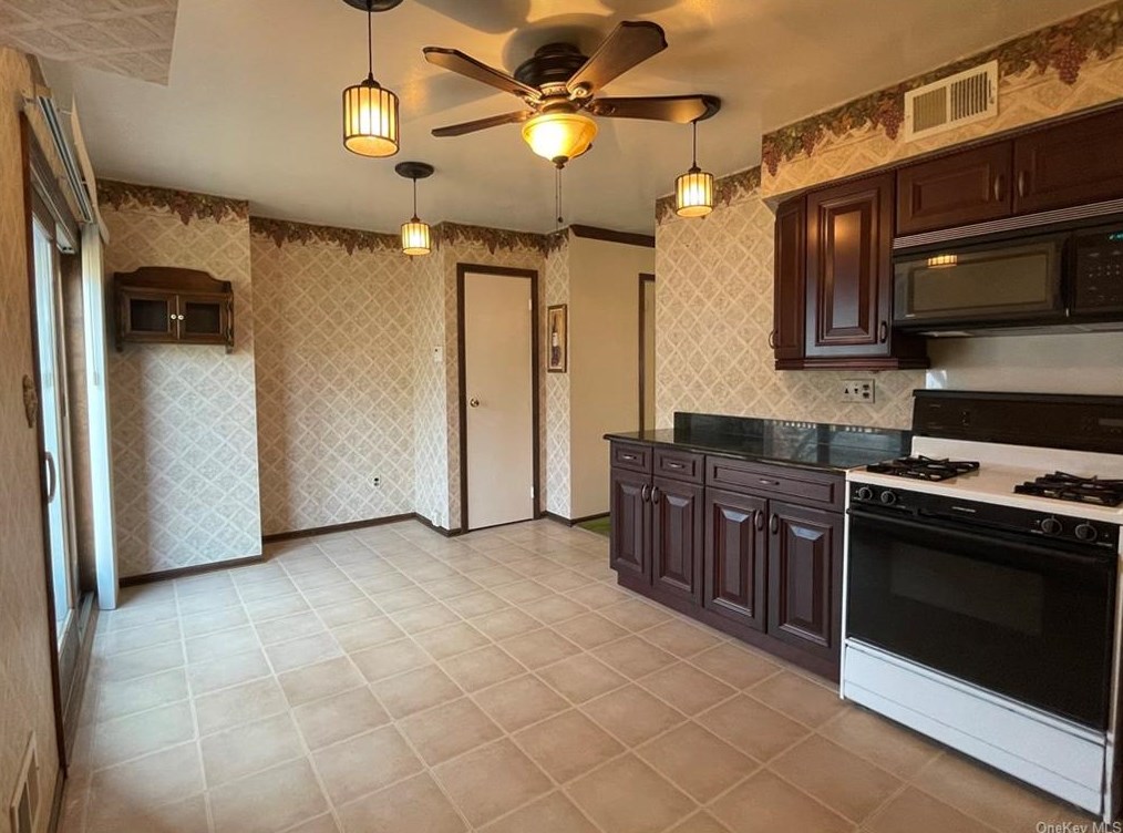 62 Alan Rd, Chestnut Ridge NY  10977-6048 exterior