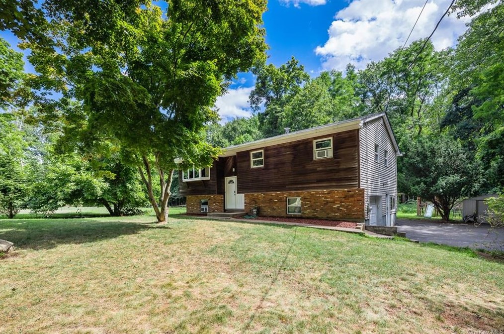4 Kentor Ln, Chestnut Ridge, NY 10952