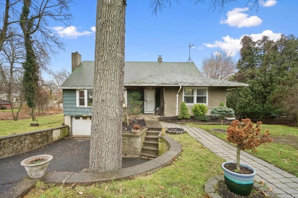 29 Western Hwy, Tappan, NY 10983-1925