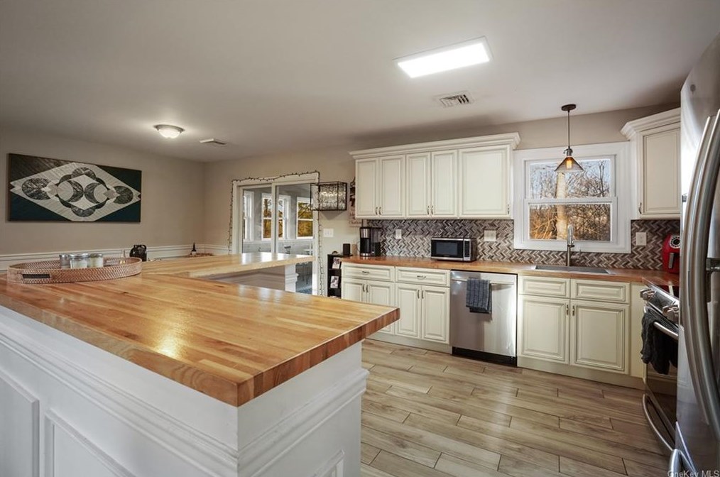 9 Lorene Dr, La Grange NY  12540-5712 exterior